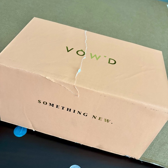 Elegant Ivory Spaghetti-Strap Tulle Wedding Gown - Picture 5 of 16